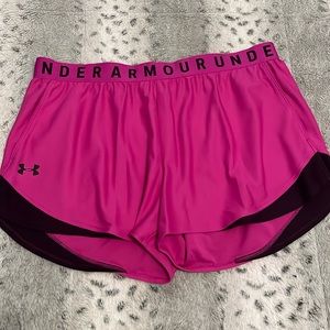Under Armour activewear shorts. Loose fitting.